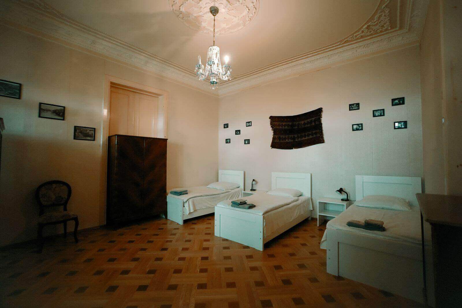 ქირავდება დღიურად საოჯახო სასტუმროს ნომრები