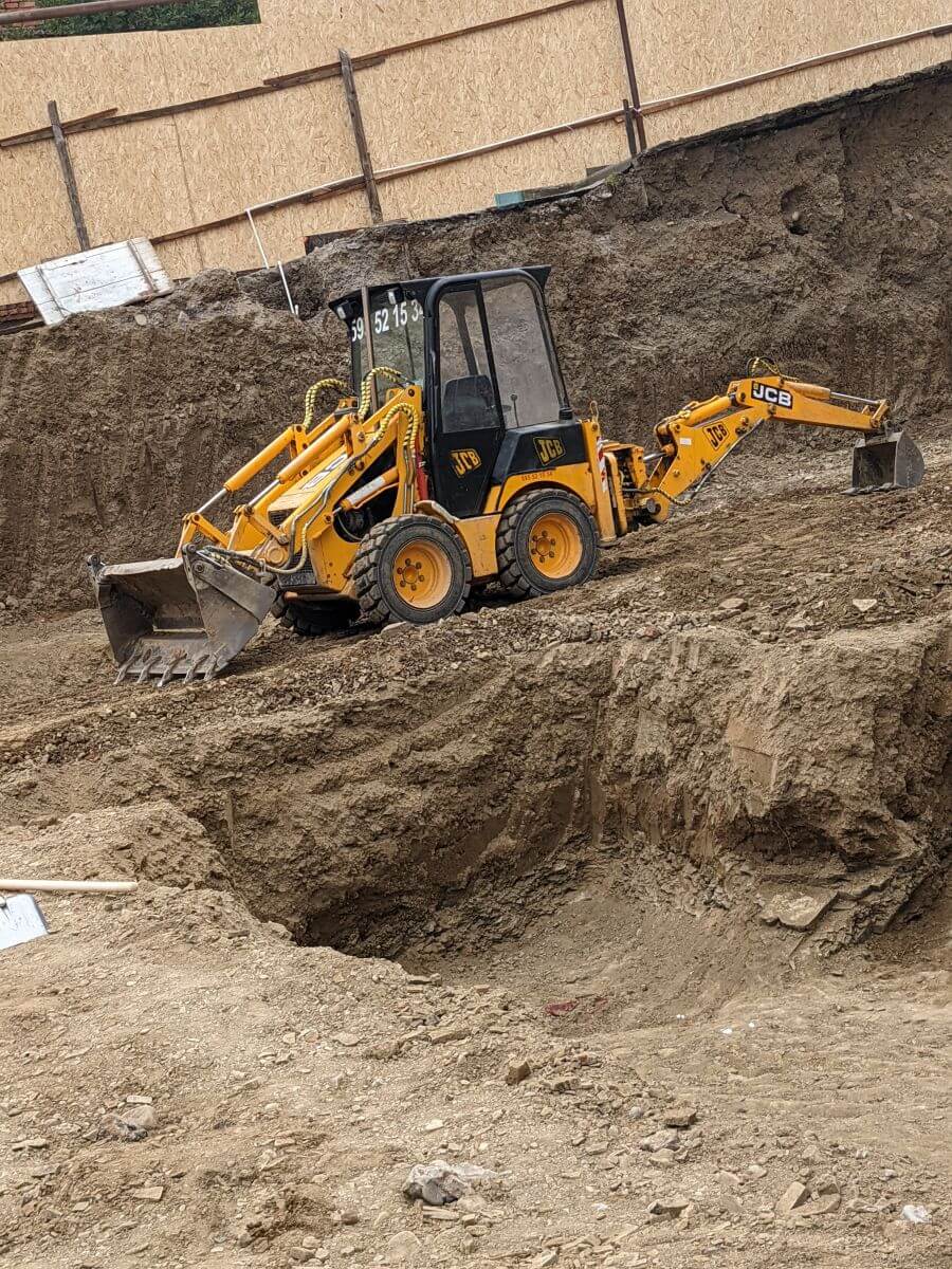 ქირავდება JCB 1CX