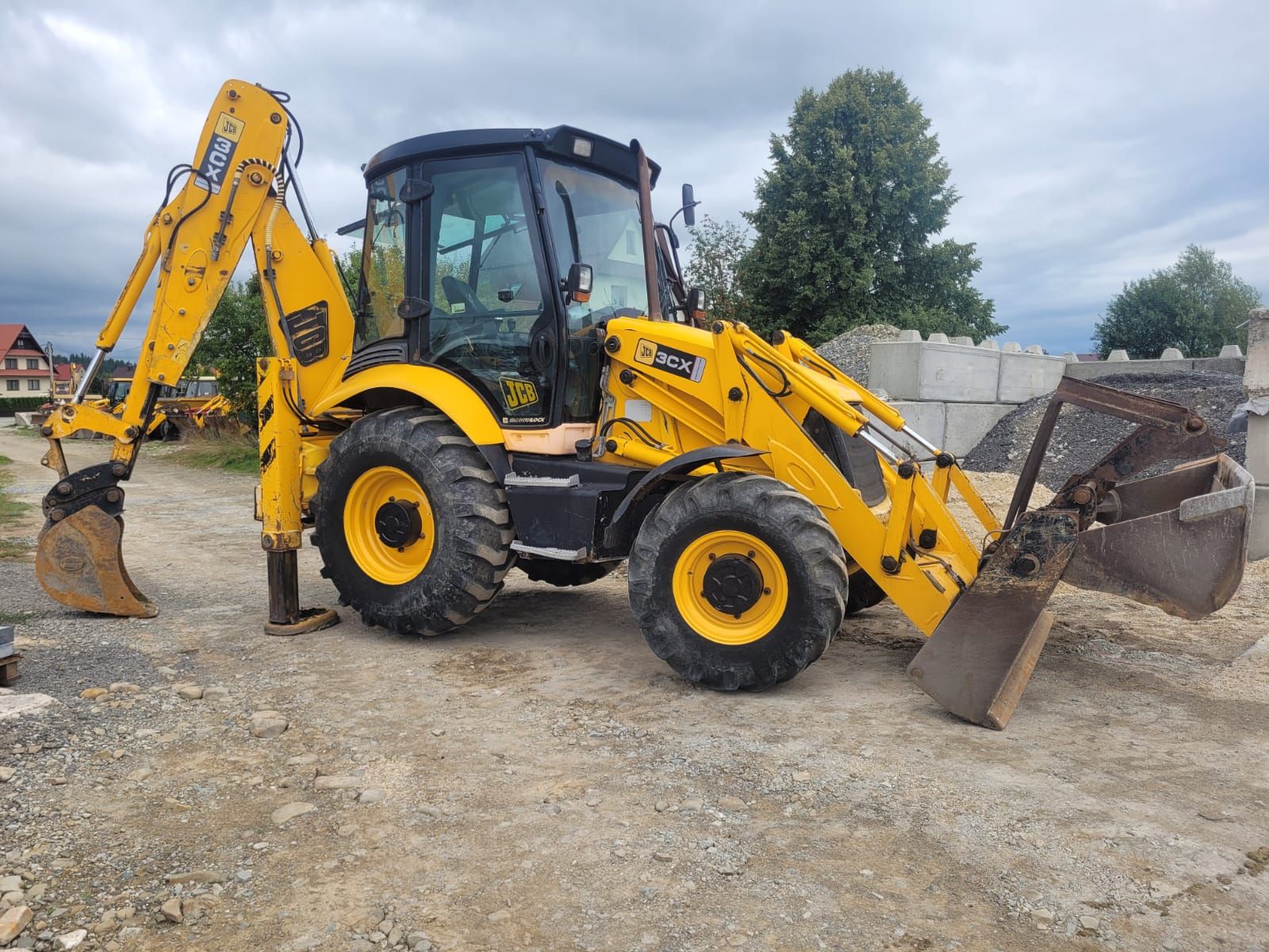ქირავდება JCB 3CX